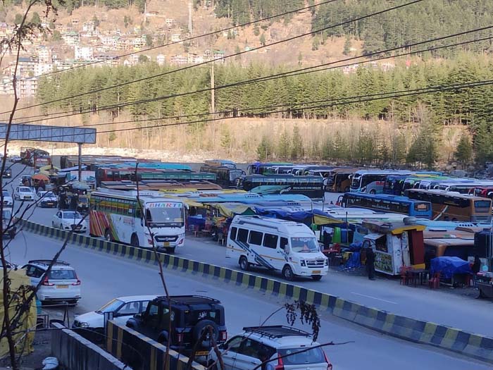 Private buses in Manali